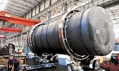 在洛陽中信重工機械股份總裝車間,工作人員研制成功出口